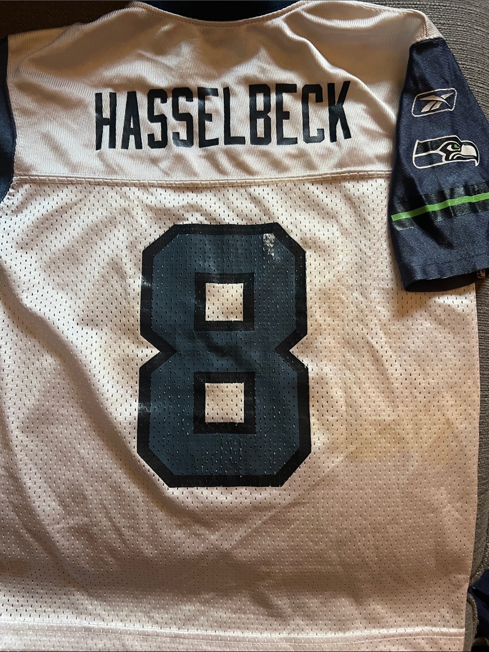 Reebok kids NFL Seahawks football jersey featuring Hasselbeck #8 Size Small (8)